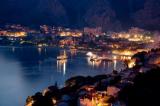Amfora apartmanok Omis, a régi festői város a torkolatánál Cetine.Kombináció hegyek, folyók é...