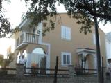 Az apartmanok az első emeleten és külön ulaz.Smejšteni egy csendes utcában, zöldövezetben tal...