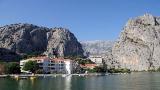A modern apartmanok egy csendes részén a város Omis található, a folyó torkolatánál Cetina é...
