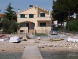 Az apartmanok a tenger mellett, az üdülőhely Jadrija  Sibenik és Vodice között van. A házban...