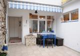 Modern felszerelt apartman található, egy csendes részén a régi Murtera.Restoran 50m-re.