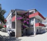 Modern apartmani.Čisti felszerelt és rendben tartják! Az apartmanok 3-4 perc sétára a strandtó...
