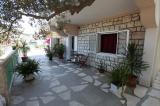Villa Ivona található, egy csendes részén Hvar felé a strandra és a tengerre. A központ képes...
