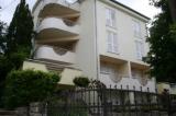 Családi apartman korszerűen berendezett. Ez áll egy terasz, egy konyha, nappali, fürdőszoba, ké...