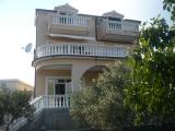 Teljesen felszerelt, modern apartman Vodice található a tenger mellett. A létesítmény találhat...