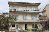 Az apartmanban 2 fürdőszoba, egy erkély kilátással a tengerre és székek, nappali, 4 hálószoba...