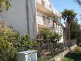 Az apartman közelében található a strand, csak 70m-re, ahol egy kávézó és egy bolt közelében...