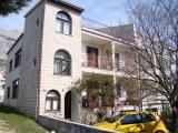 Az apartmanok 50-100 m-re a strandtól és 1000 méterre a városközponttól (10-15 perc séta). Az...