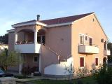 Teljesen felszerelt, modern apartman egy csendes területén Privlaka, mindössze 200 méterre a tengert...