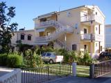Takac apartmanok egy csendes homokos öbölben között Škrapavac Privlake és üdülőhelyek Zaton...