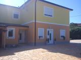 A mi apartman található a családi ház teljesen felújított 2011th évben. Minden apartman fűté...