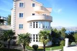 Villa (750m2) a pálmafákkal övezett, finom virágok és mediterrán növényekkel a gyönyörű kertben...