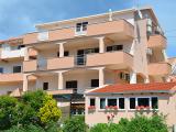 Ez a nemrég felújított és berendezett villa apartman található, a hátország Okrug Gornji A Ciovo...