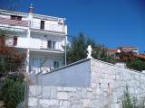 Villa Nives található déli oldalán Ciovo szigetén öbölben Rastic a Okrug Gornji. Távol Trogir...