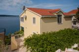 Villa Vesna mentén a strand a szigeten, azaz Ciovo, Trogir közelében. Körül a természeti széps...