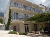 Az apartmanok egy csendes részén a Makarska. Csak 5 perc sétára a strandtól és 15 percre a vá...
