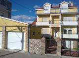 Fényűzően berendezett APARTMAN - Top emeleten egy privát épület udvar, (két hálószoba + nappali...
