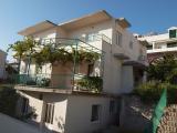 A modern apartman egy csendes részén a Makarska, tengeri, városi strandok, szigetek, a strand 4-5...