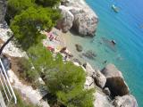 A faluban Marusici - Omis Riviera - amely átmegy a főúton Split - Omis - Makarska - Dubrovnik kö...