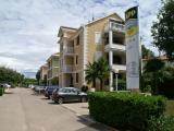 Apartman komplexum található, 2 km-re Umag központjától, és csak dvjestotonjak méterre a tengert...