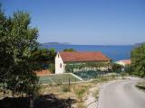 Házunk található a tengerparton uzvisini.Okružena a zöld növényzet és a mediterrán fűszern...