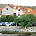 Az apartmanok 20 méterre a tengertől, ahol egy gyönyörű kavicsos strand egy csendes helyen és...