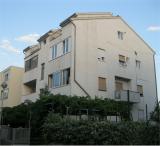Tomis apartman található, a 2 emeleten egy kis épület, amely egy csendes utcában. Megtalálja,...