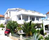 Apartman Apartman Milas található a sziget Ciovo, 4 km-re Trogir, 250 méterre a város központjá...