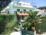 Az apartmanok találhatók a nyugati részén Hvar város között a tenisz központ és a hotel Amphora...