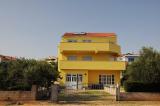 Két apartman egy új építésű házban található a földszinten, amely egy csendes részén Vodice...