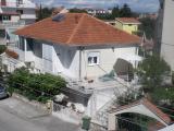 Apartmanok, alkalmas 2-4 fő részére található egy csendes utcában, mindössze 150 méterre a tengert...
