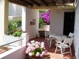 Sunčica apartman található, a déli oldalán Ciovo, amely a város Trogir a híd a szárazfölddel...
