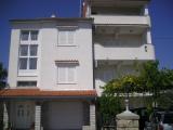 Mlacović apartmanok Palit. Négy apartman négy osobe.Udaljenost a tengertől 100 m-re a városközpontt...