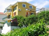 Az apartmanok a parttól 150mt mora.Kompletno felszerelt és ideális odmor.Svaki apartmanban egy há...