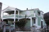 Jelena apartman található, egy családi házban egy csendes részén Trogir, közel a városközponthoz...
