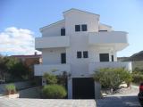 Mills apartmanok kis tengerparti falu Ljubački Lakások, egy csendes öbölben okržena homokos alj...