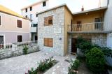Nyaraló (apartman) Podstrana 9 km-re Split központjától: 3 hálószoba, nappali, konyha, 2 fürd...