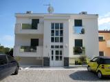 Teljesen felszerelt, modern apartmanokat 5 csillagos egy csendes részén a sziget Ciovo. Található...