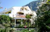 A Villa **** öt exkluzív apartman található, mindössze 150 méterre a strandtól, gyönyörű kil...